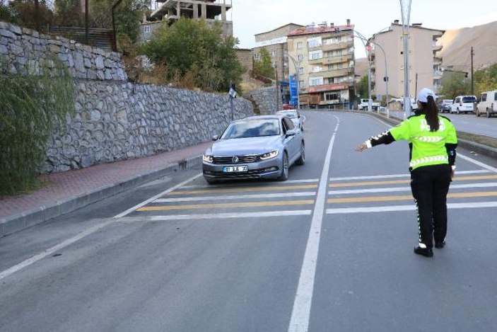 Hakkari'de kadın trafik polisleri görev yapıyor