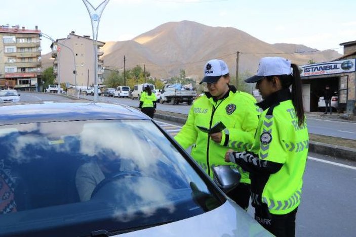 Hakkari'de kadın trafik polisleri görev yapıyor