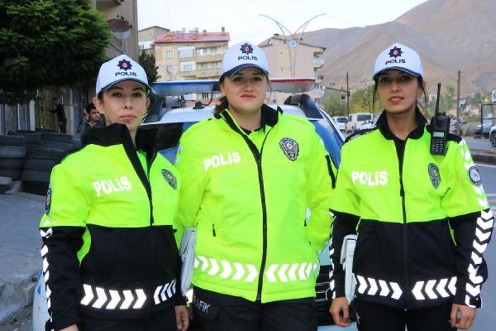Hakkari'de kadın trafik polisleri görev yapıyor