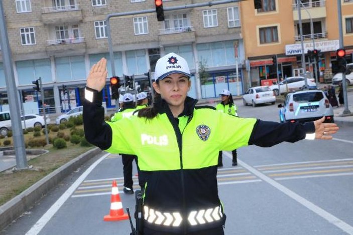 Hakkari'de kadın trafik polisleri görev yapıyor