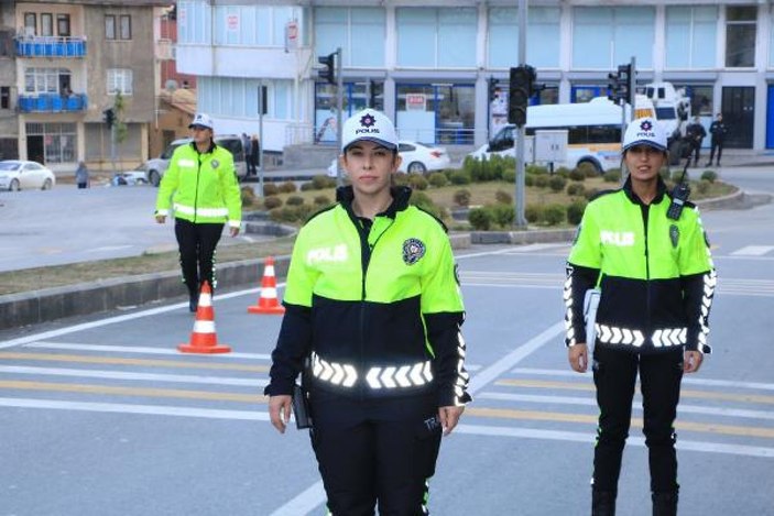 Hakkari'de kadın trafik polisleri görev yapıyor