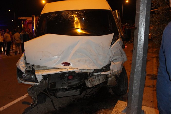 Adana'da kaza: Halk otobüsü evin balkonuna girdi