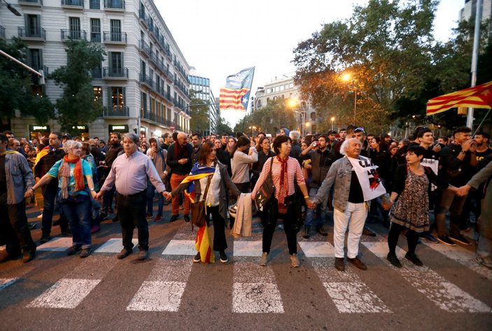 Barselona'da ayrılıkçılarla polis arasında çatışmalar