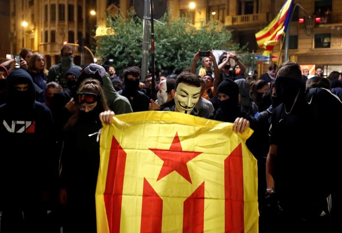 Barselona'da ayrılıkçılarla polis arasında çatışmalar