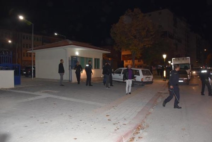Polis merkezi önünde silahlı saldırı gerçekleştirdi