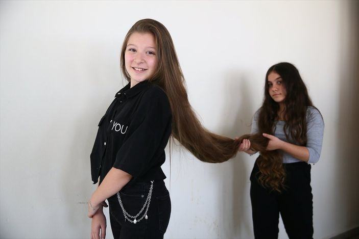 12 yaşındaki kızın 152 santimetrelik saçları ilgi çekiyor