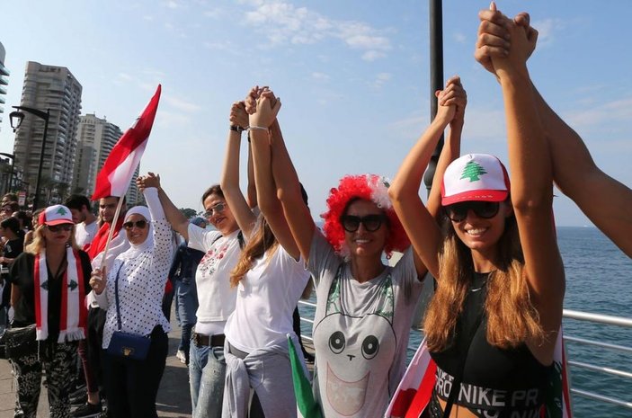 Lübnan'daki protestolarda insan zinciri oluşturuldu