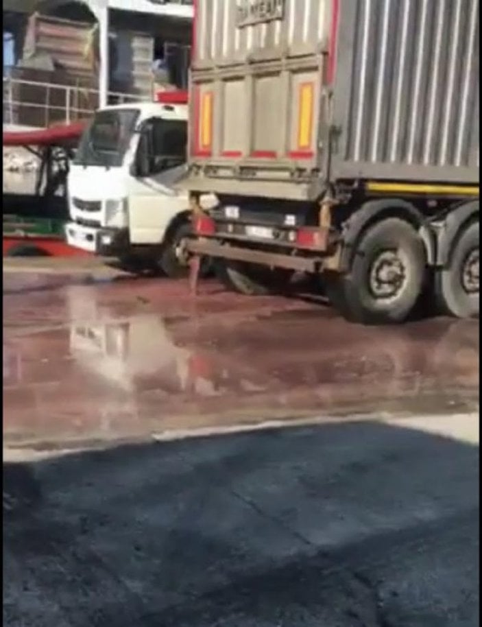 Bartın'da kamyonlar atıklarını denize boşaltırken yakalandı