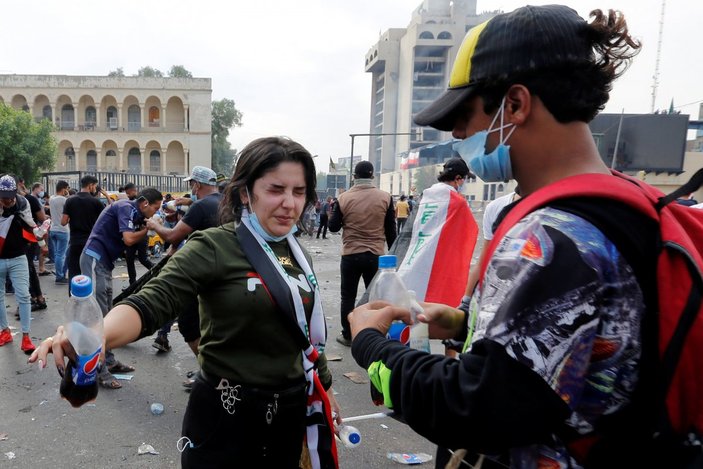 Iraklı protestocular gaz bombalarına karşı çözümü kolada buldu