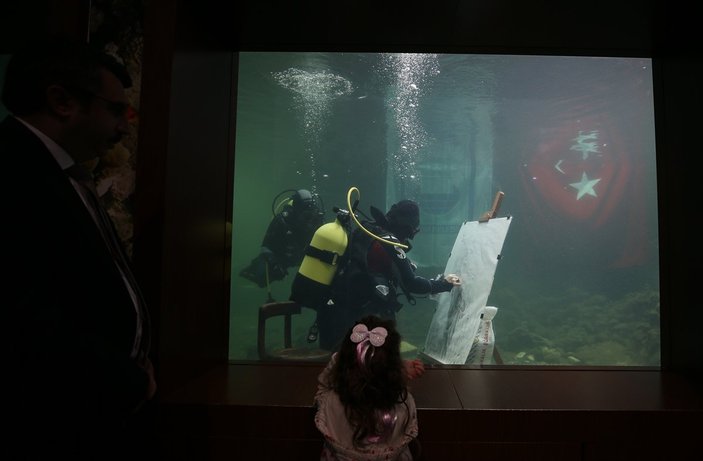 Cumhuriyet ve Mehmetçik temalı resimler su altında