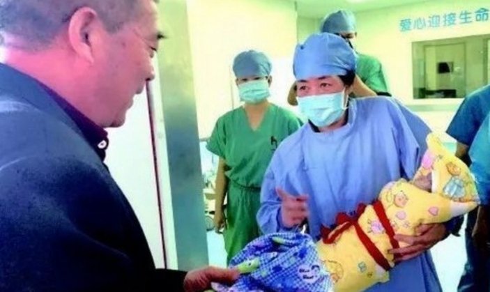 67 yaşındaki Çinli kadın, bebek sahibi oldu