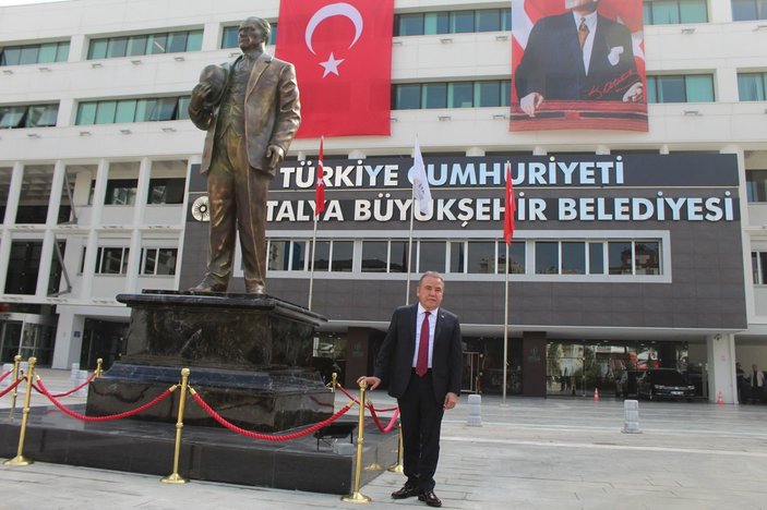 Antalya Büyükşehir Belediyesi girişine Atatürk heykeli