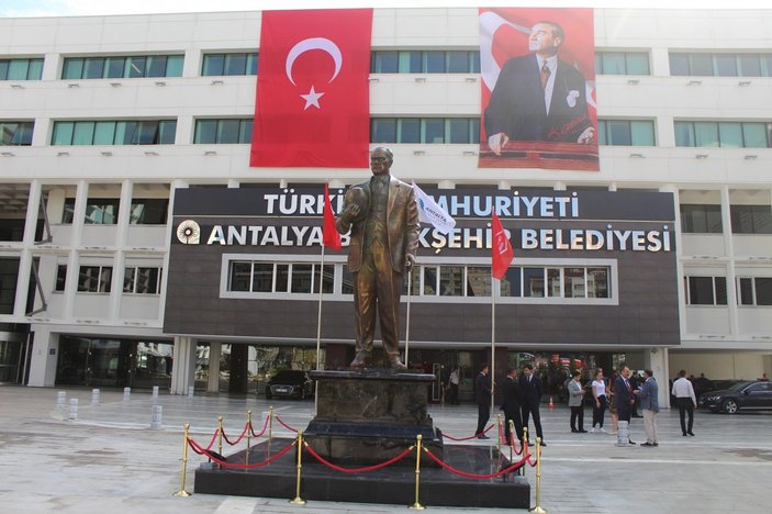 Antalya Büyükşehir Belediyesi girişine Atatürk heykeli