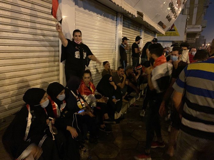 Iraklılar bu kez de sokağa çıkma yasağını protesto etti