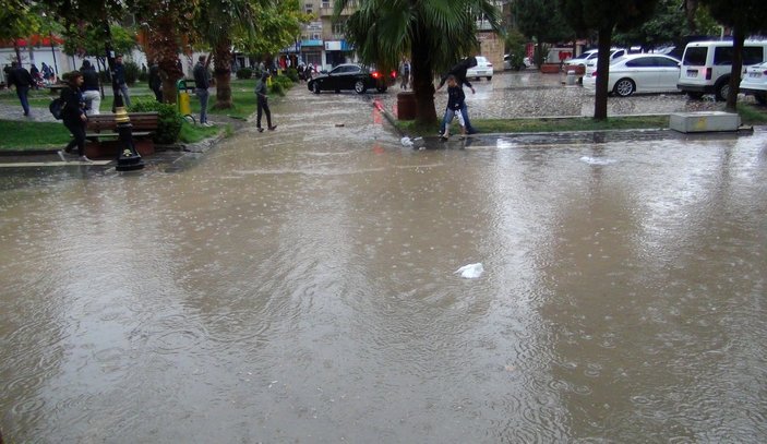 Mardin'de sağanak yağış nedeniyle caddeler göle döndü