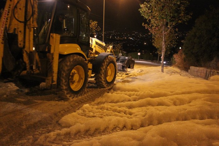 Hatay'da sokaklara yayılan köpük insanları korkuttu