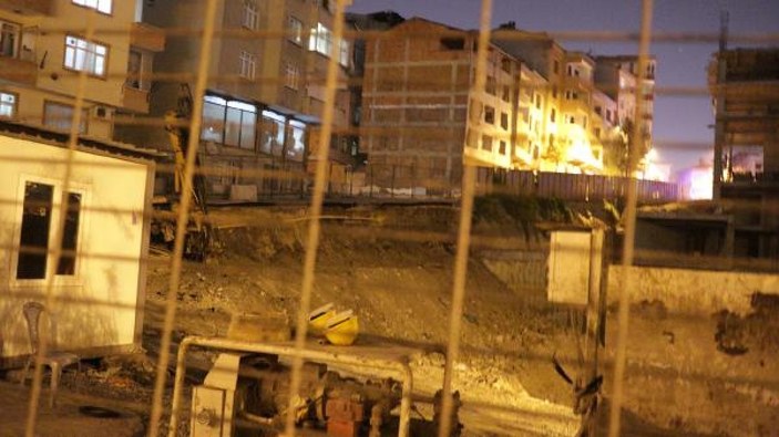 İstanbul'da istinat duvarı çökme anı kameralara yansıdı