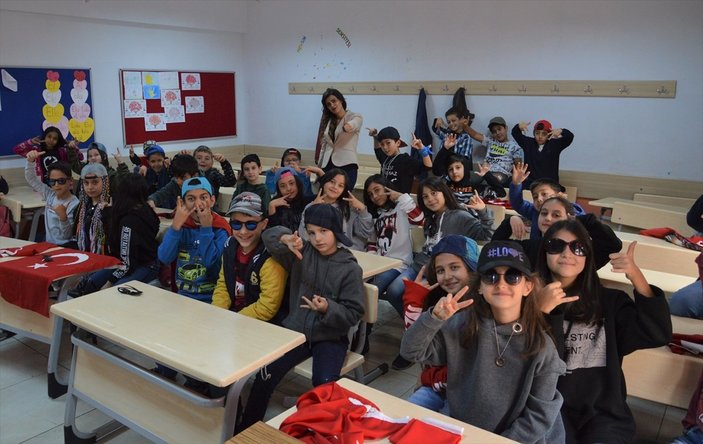 Kayseri'de öğrenciler, Cumhuriyet için rap şarkı söyledi