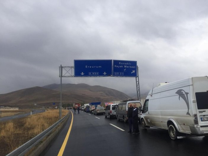 Freni patlayan vinç yan yatınca trafik felç oldu