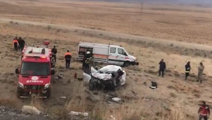 Van'da iki araç çarpıştı: 3 ölü, 4 yaralı