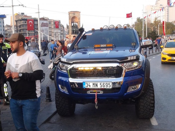 Taksim'de çakar kullanan lüks pikap sürücüsüne ceza