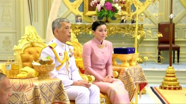 Tayland Kralı, zina yapan iki kişiyi görevden aldı