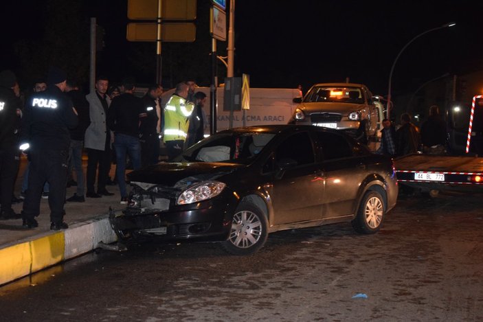 Malatya'da iki araç kavşak içerisinde çarpıştı