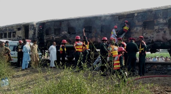 Pakistan'daki yolcu treninde yangın çıktı