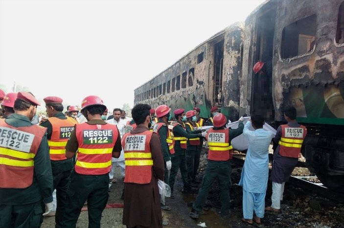 Pakistan'daki yolcu treninde yangın çıktı