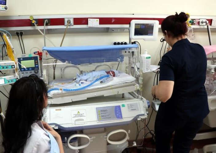 Gaziantep'te annesinin terk ettiği bebeğe doktor bakıyor