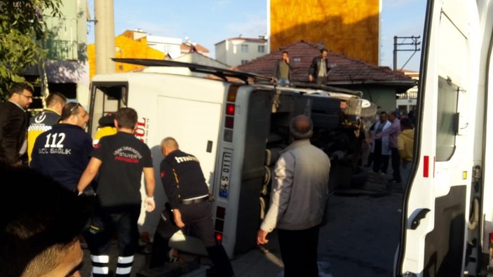 Uşak'ta fabrika işçilerini taşıyan servis kaza yaptı