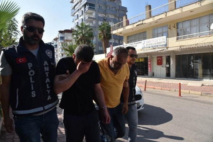 Antalya'da kuyumcuyu bayıltıp 3 kilo altın çaldılar