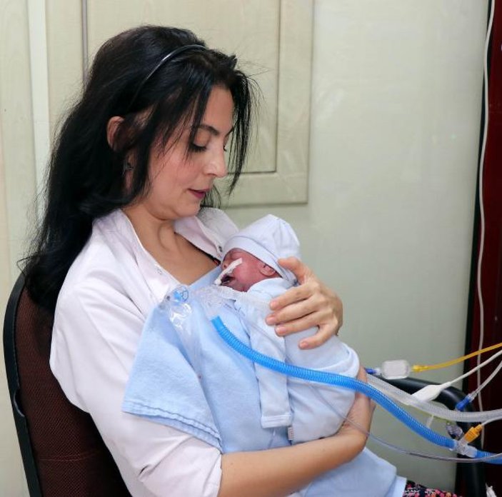 Gaziantep'te annesinin terk ettiği bebeğe doktor bakıyor