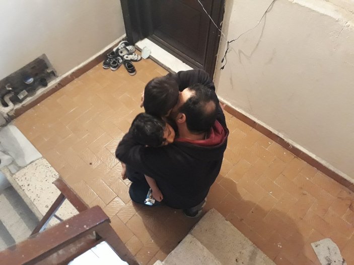 İstanbul'daki baba gözyaşları içinde çocuklarını kurtardı