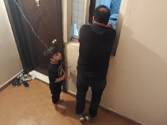 İstanbul'daki baba gözyaşları içinde çocuklarını kurtardı