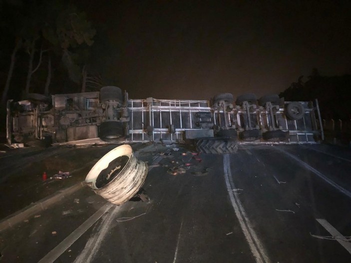 Bursa'da kazada devrilen çekici yolu kapattı