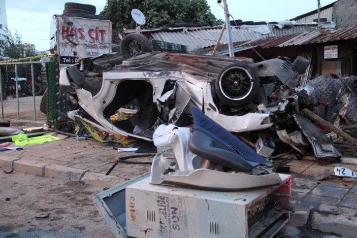 İzmir'de trafik kazası: 2 ölü 1 yaralı