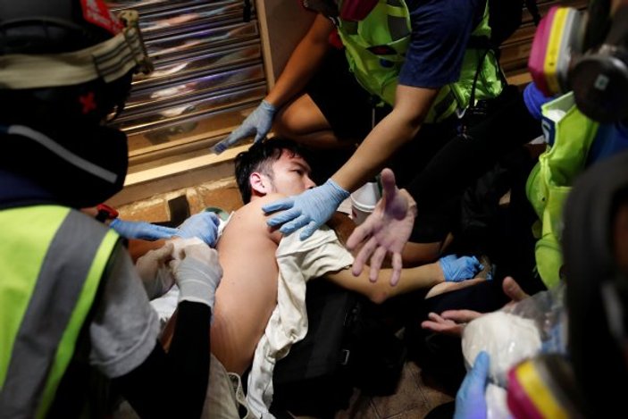 Hong Kong'ta gösteriler şiddetini artırdı