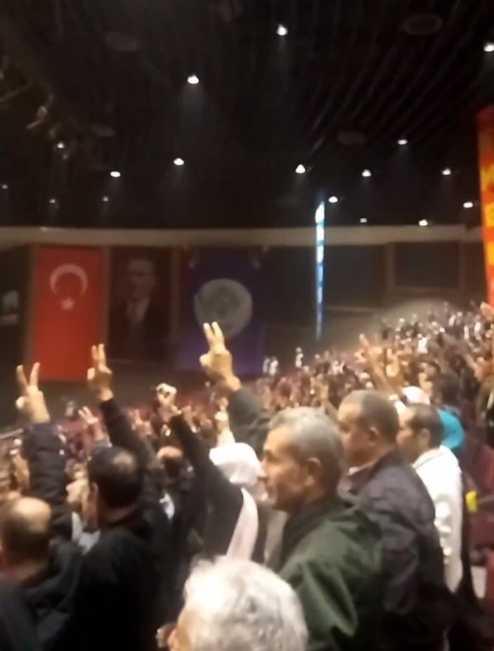 İstanbul'da HDP kongresinde teröristler için saygı duruşu