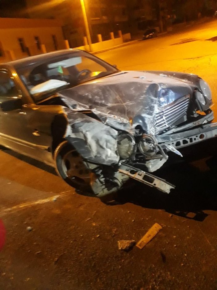 Mersin'de çırak tamire getirilen lüks araçla kaza yaptı