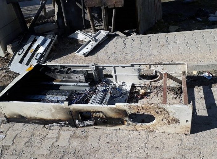 Mardin'de kaçak elektrik panolarını yaktılar