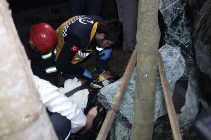 Kocaeli'deki trafik kazasında 60 metrelik uçurumdan düştü
