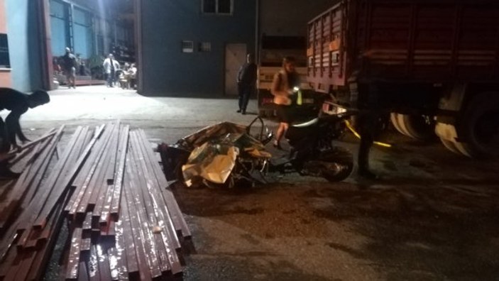 İzmir'de demir profiller motosikletin üzerine yıkıldı