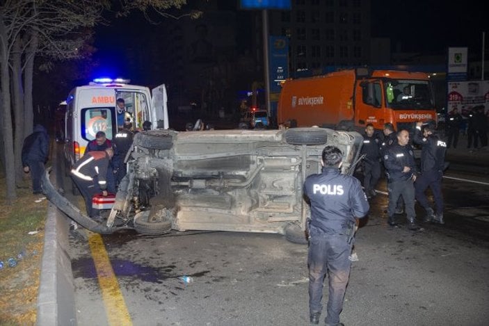 Ankara'da polis aracına minibüs çarptı
