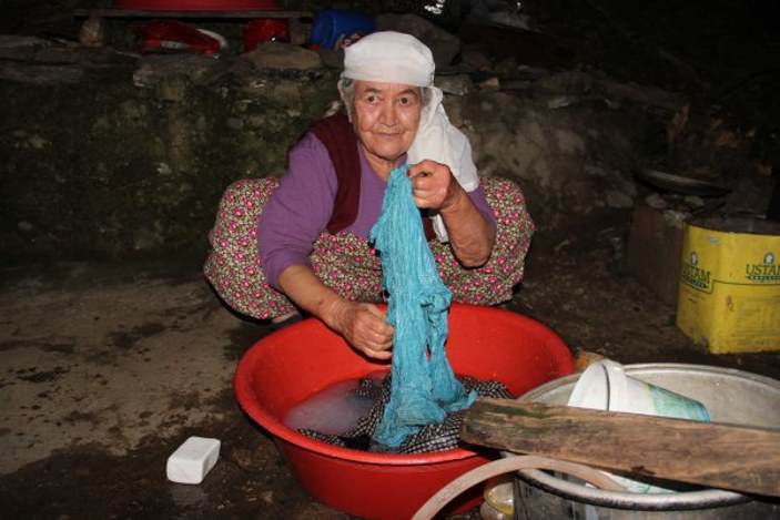 İzmir'de 40 hane, 30 yıldır elektrik bekliyor