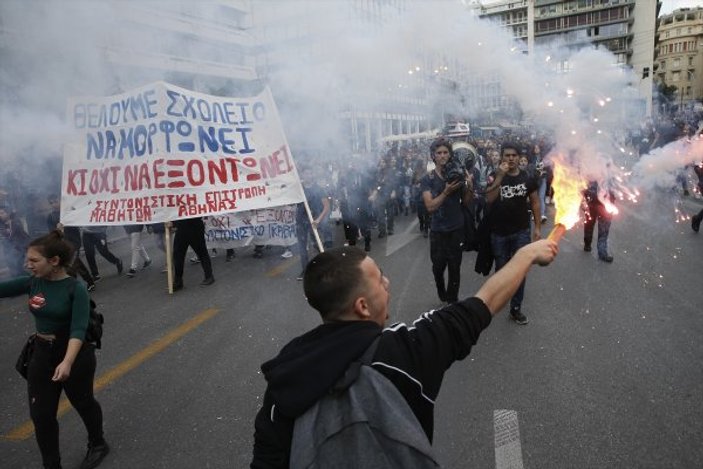 Yunanistan'da liseli öğrenciler sokakta