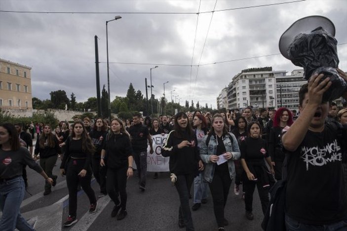 Yunanistan'da liseli öğrenciler sokakta