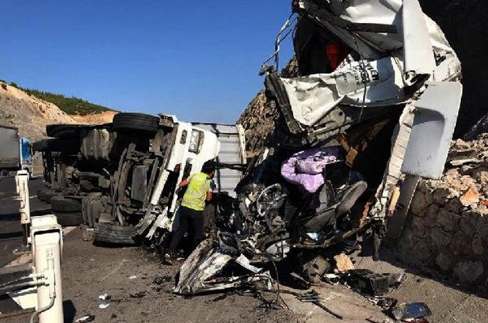 Gaziantep'te duvara çarpan tırın şoförü öldü