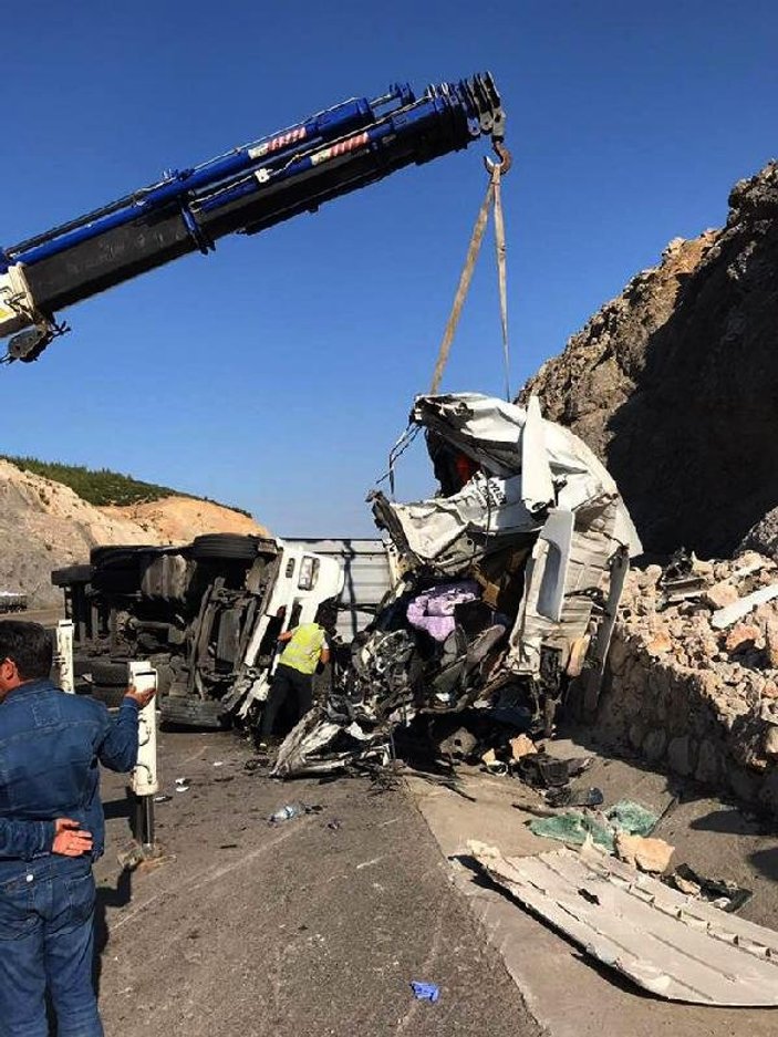 Gaziantep'te duvara çarpan tırın şoförü öldü