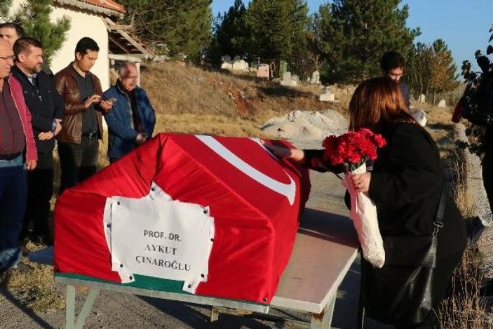 Arkeolog Çınaroğlu, vasiyeti üzerine kazı alanına gömüldü
